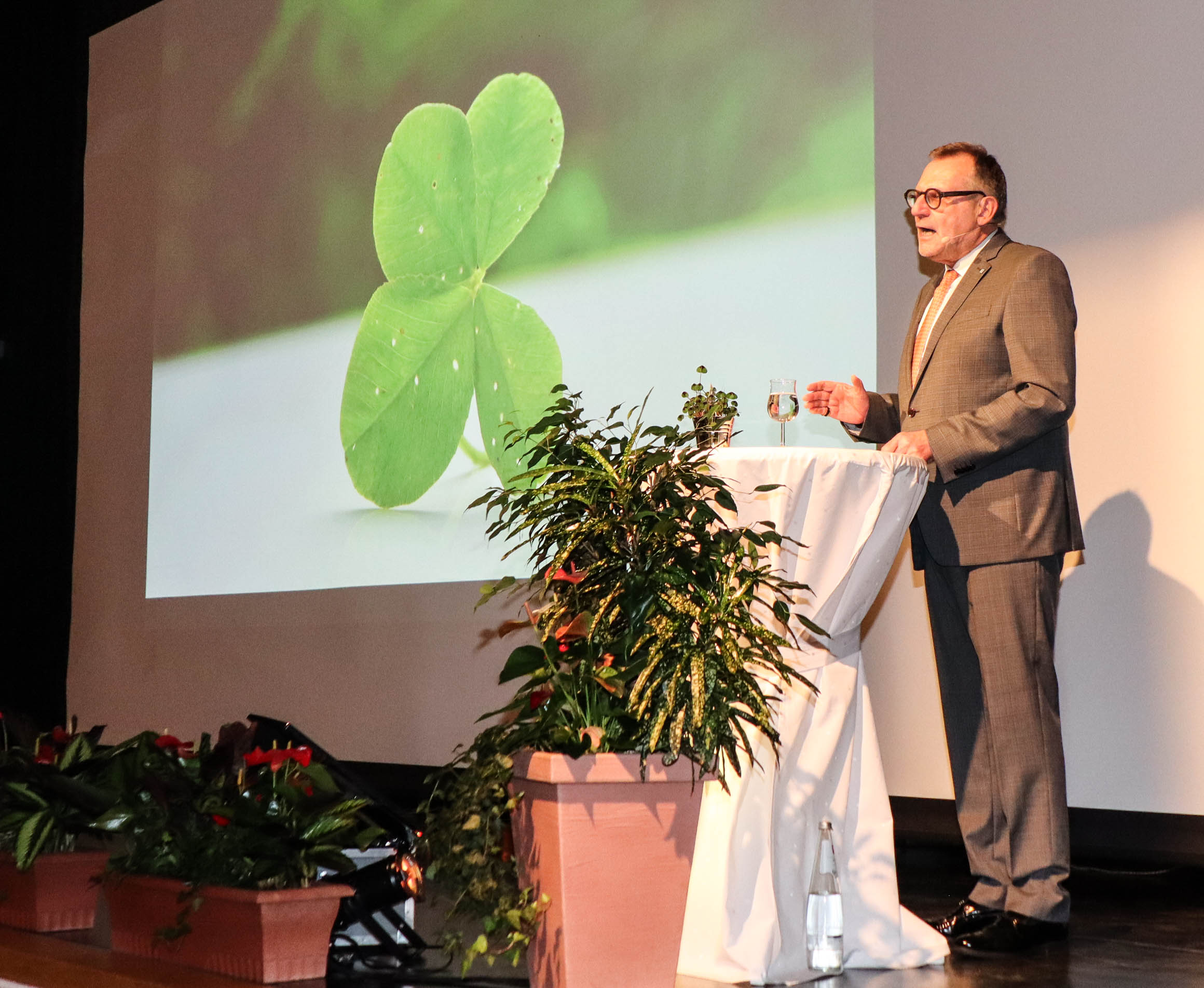 Oberbürgermeister Thomas Feser bei seiner Rede beim traditionellen Neujahrsemp-fang im Rheintal-Kongress-Zentrum vor rund 550 Gästen aus Politik, Wirtschaft und Gesellschaft