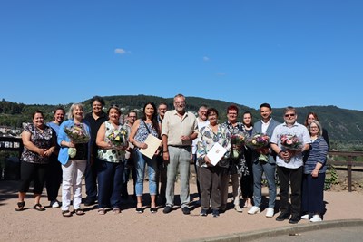 Nach der kleinen Feierstunde stellten sich die Geehrten mit Oberbürgermeister Thomas Feser, Vertretenden der Amtsleiterrunde sowie den Vertreterinnen des Personalrates zum Gruppenbild. Nach der kleinen Feierstunde stellten sich die Geehrten mit Oberbürgermeister Thomas Feser, Vertretenden der Amtsleiterrunde sowie den Vertreterinnen des Personalrates zum Gruppenbild.