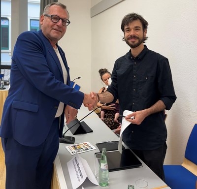 Oberbürgermeister Thomas Feser (li.) verpflichtet Alexej Wiedenmann als neues Ratsmitglied.