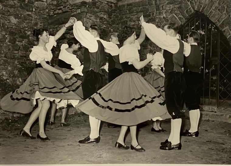 Die Binger Winzertanzgruppe beim Auftritt
