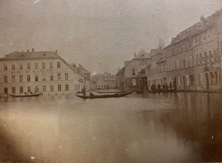 Hochwasser 1862. Das Foto zeigt die Vorstadt mit Blick auf den Starkenburger Hof, damals "Hotel de Belle Vue".