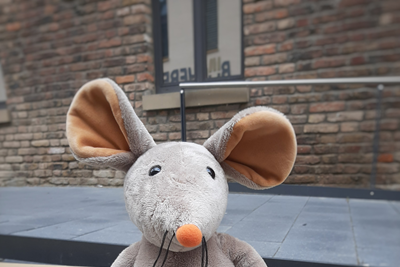 Bini-Lesemaus freut sich schon auf die Vorlesestunde. Bini-Lesemaus freut sich schon auf die Vorlesestunde.