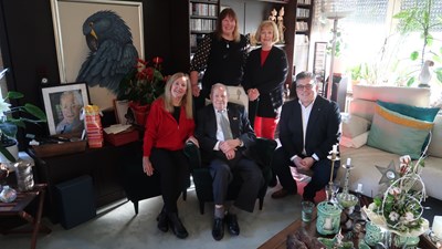 Bürgermeister Ulrich Mönch gratuliert dem Jubilar Karl-Heinz Winter, der im Kreise seiner Familie den 100. Geburtstag feiert.