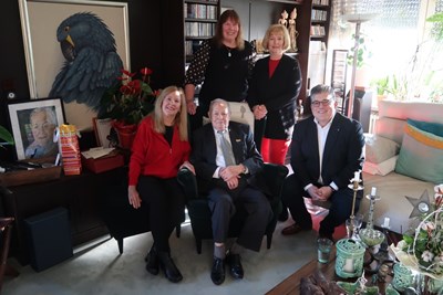 Bürgermeister Ulrich Mönch gratuliert dem Jubilar Karl-Heinz Winter, der im Kreise seiner Familie den 100. Geburtstag feiert.