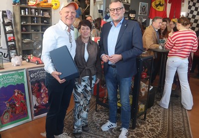 Oberbürgermeister Thomas Feser (re.) gratuliert Michael Meier zur offiziellen Einweihung von „Mike´s Motor Loft“.