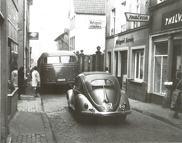 Die Kirchstraße (heute Basilikastraße, Höhe CityCenter), ca. Anfang 1960er Jahre.