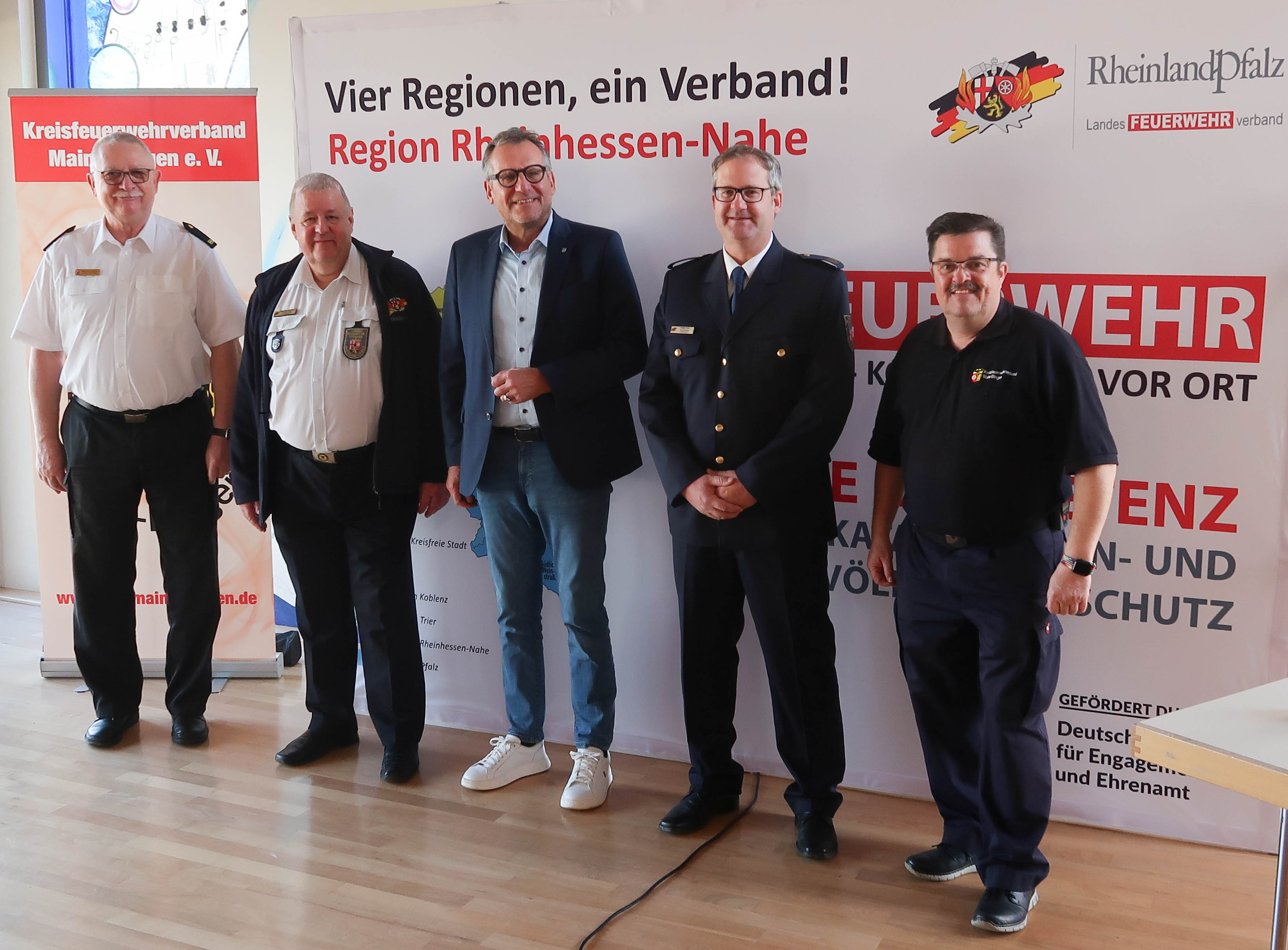 Oberbürgermeister Thomas Feser (Mitte) mit Brand- und Katastrophenschutzinspekteur a.D. Bernhard Ketelaer, Georg Balthasar (Landesfeuerwehrverband), sowie Regionsvertretern aus Rhein-Nahe.