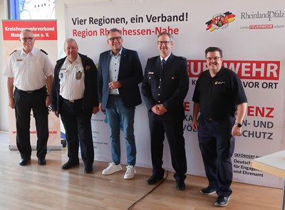 Oberbürgermeister Thomas Feser (Mitte) mit Brand- und Katastrophenschutzinspekteur a.D. Bernhard Ketelaer, Georg Balthasar (Landesfeuerwehrverband), sowie Regionsvertretern aus Rhein-Nahe.