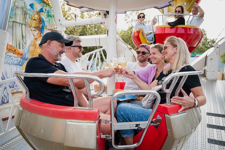 Ein besonderes Erlebnis in luftiger Höhe: die Riesenrad-Weinprobe.
