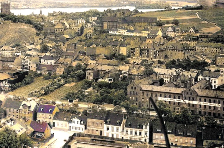 Foto um 1920 mit der Gräff’schen Fabrik am rechten Bildrand.