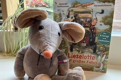 Bini-Maus freut sich auf die nächste Vorlesestunde. Bini-Maus freut sich auf die nächste Vorlesestunde.