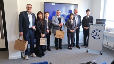 Oberbürgermeister Thomas Feser (li.) zeigt sich beeindruckt über die Erläuterungen von J&K-Geschäftsführer Jens Korndörfer (Mitte) anlässlich des Delegationsbesuches