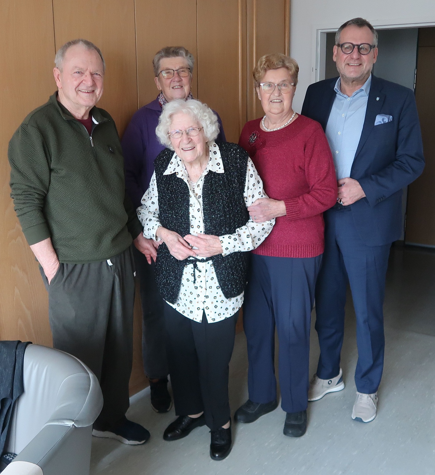 Oberbürgermeister Thomas Feser (re.) überbrachte Pauline Göttmann (Mitte) die besten Glückwünsche.