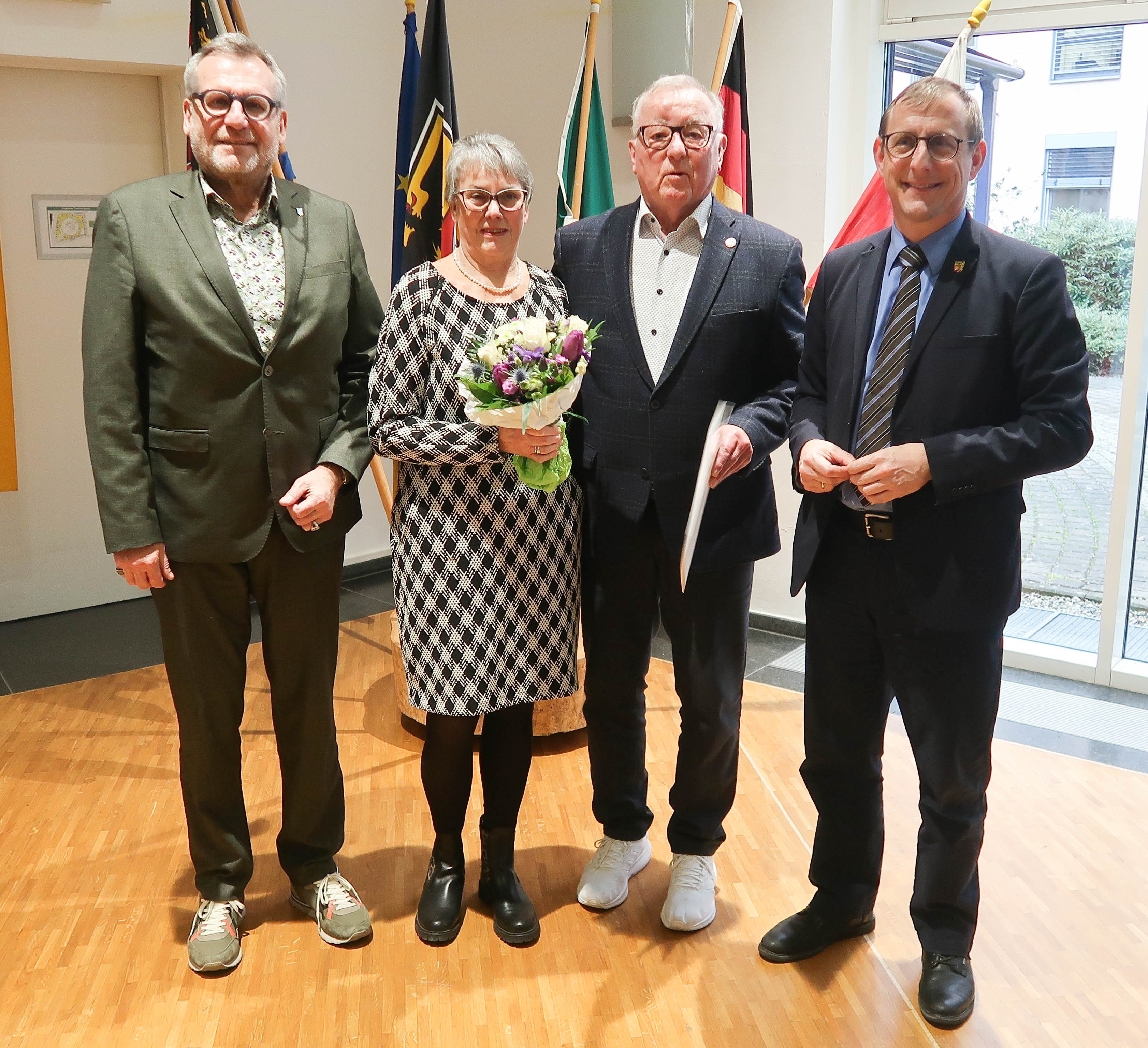 Der Binger Oberbürgermeister Thomas Feser (li.) und Landrat Thomas Barth (re.) gratulieren Gerhard Hemicker zur Ehrennadel des Landes Rheinland-Pfalz.