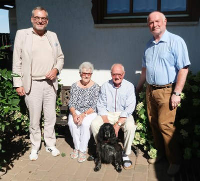 Oberbürgermeister Thomas Feser (li.) gratuliert dem Jubelpaar Schmalz zur Eisernen Hochzeit. Mit auf dem Foto Hund Theo und ein guter Freund der Familie, Rainer Fondel.