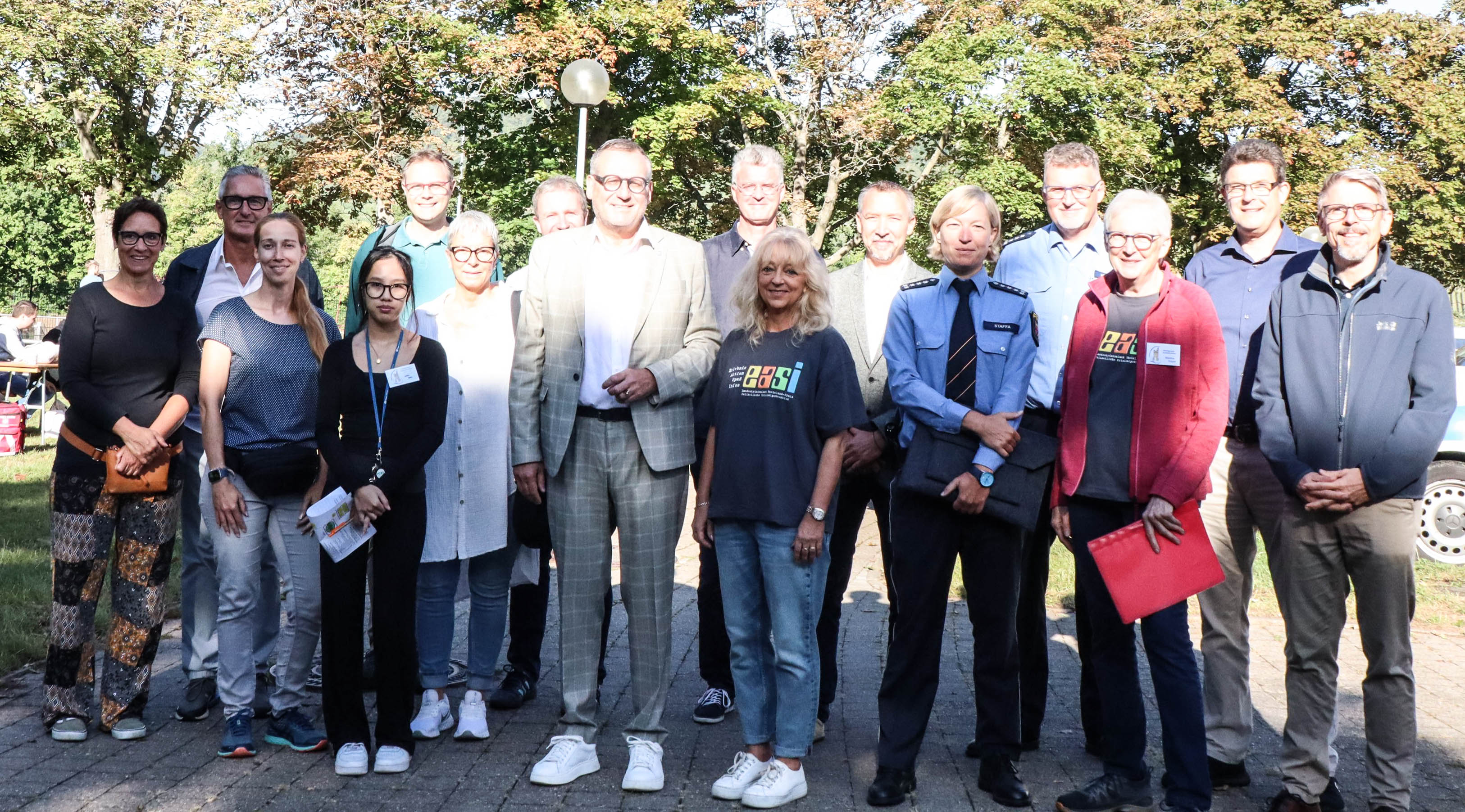 Oberbürgermeister Feser mit den Verantwortlichen des KPR, der Schulen und der Polizei.