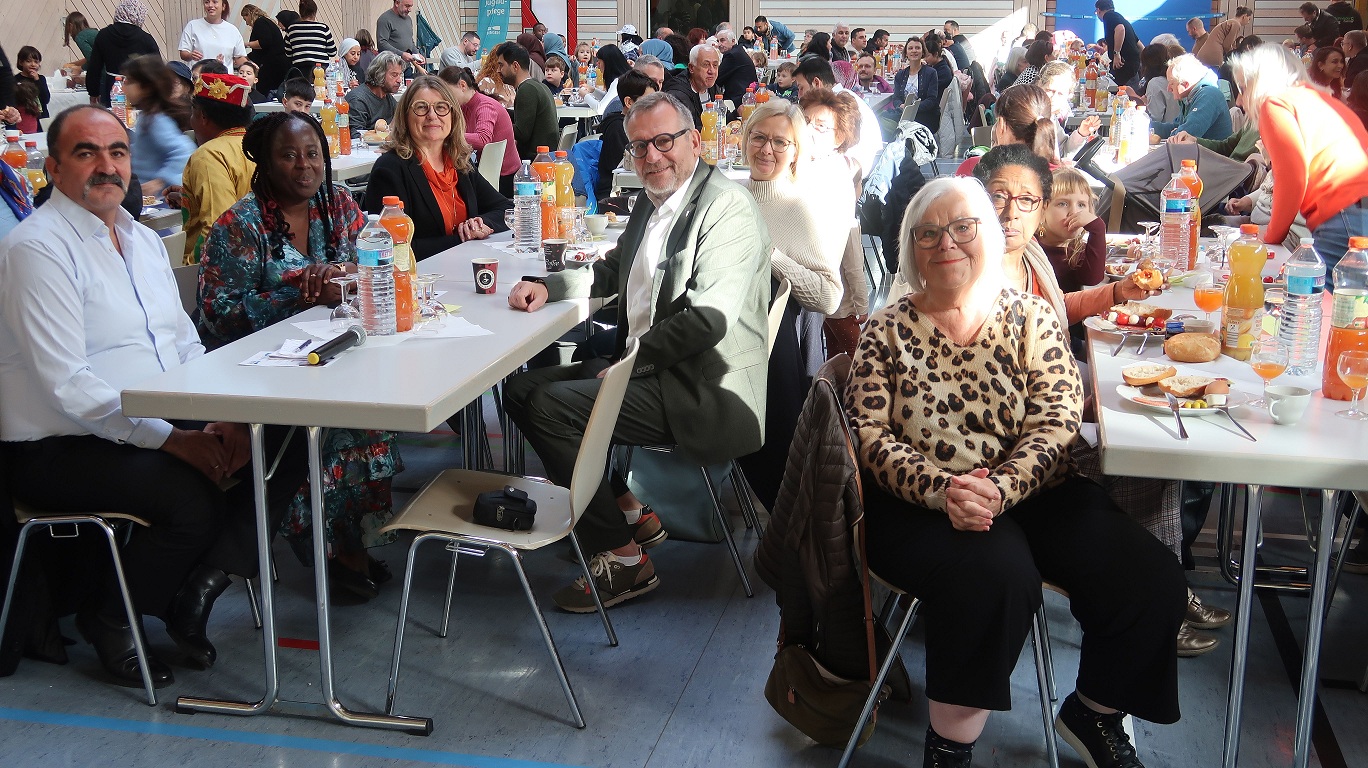 Oberbürgermeister Thomas Feser (Mitte) mit Gästen und Verantwortlichen beim Internationalen Brunch in Bingerbrück.