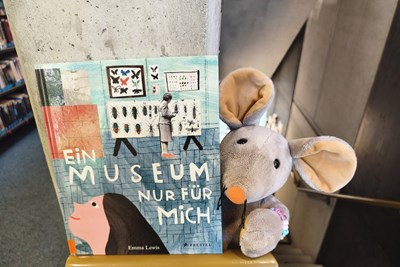 Bini-Maus freut sich auf die Vorlesestunde im Museum am Strom. Bini-Maus freut sich auf die Vorlesestunde im Museum am Strom.