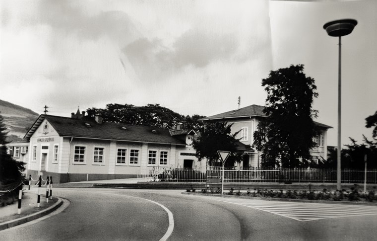 Die Villa Eden mit Anbau „Werkhalle“, August 1974.