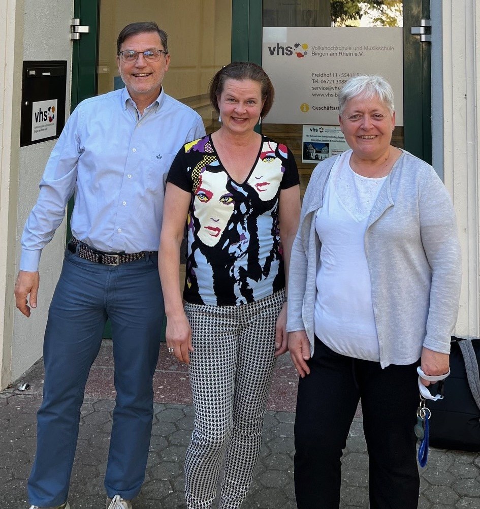 Vor der Binger Volkshochschule (v. l.): vhs-Leiter René Nohr, Taru Warpula und vhs-Erasmus-Beauftragte Maria Lafuente Lopez Seiter