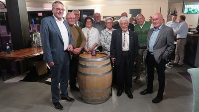 Bildunterschrift: Oberbürger-meister Thomas Feser (l.), der Vorsitzende der Interessenge-meinschaft Michael Porr (3. v. l.) und Ehrenbürger Seppel Götze (3.v. r.) im Kreise weiterer Aktiver bei der Jubiläumsfeier im Hildegardishof.