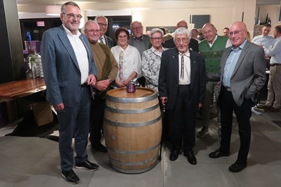 Bildunterschrift: Oberbürger-meister Thomas Feser (l.), der Vorsitzende der Interessenge-meinschaft Michael Porr (3. v. l.) und Ehrenbürger Seppel Götze (3.v. r.) im Kreise weiterer Aktiver bei der Jubiläumsfeier im Hildegardishof. Bildunterschrift: Oberbürger-meister Thomas Feser (l.), der Vorsitzende der Interessenge-meinschaft Michael Porr (3. v. l.) und Ehrenbürger Seppel Götze (3.v. r.) im Kreise weiterer Aktiver bei der Jubiläumsfeier im Hildegardishof.