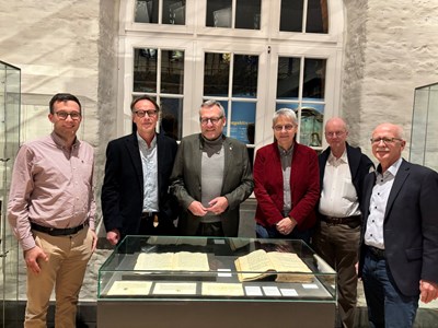 Dr. Julius Gerbracht (1. v. l.), Museumsleiter Dr. Matthias Schmandt (2. v. l.), Ober-bürgermeister Thomas Feser (3. v. l.) und Dr. Gisela Fleckenstein (3. v. r.) freuen sich über die Heimkehr von Bingens „Gedächtnis“.