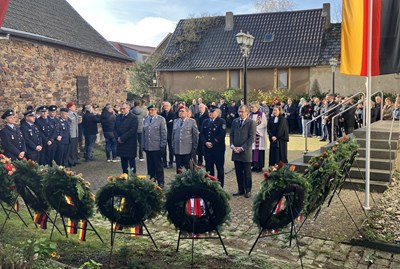 (v.l.n.r.) Oberbürgermeister Thomas Feser, Vertreter von Reservistenkameradschaft, Bundeswehr und Feuerwehr sowie Landrat Thomas Barth bei der Kranzniederlegung