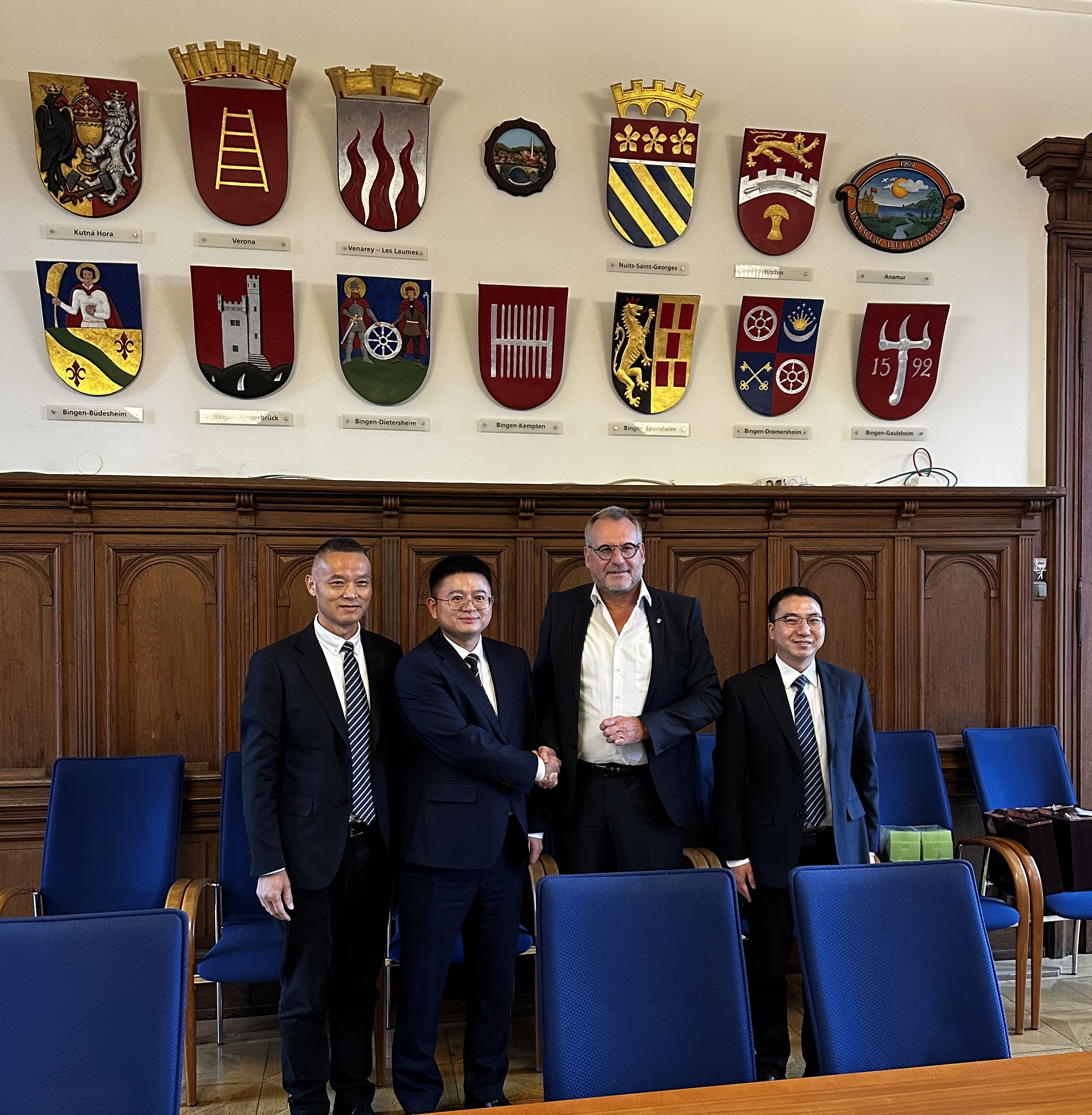 Oberbürgermeister Thomas Feser mit Vertretern der chinesischen Delegation im Sitzungssaal von Burg Klopp.