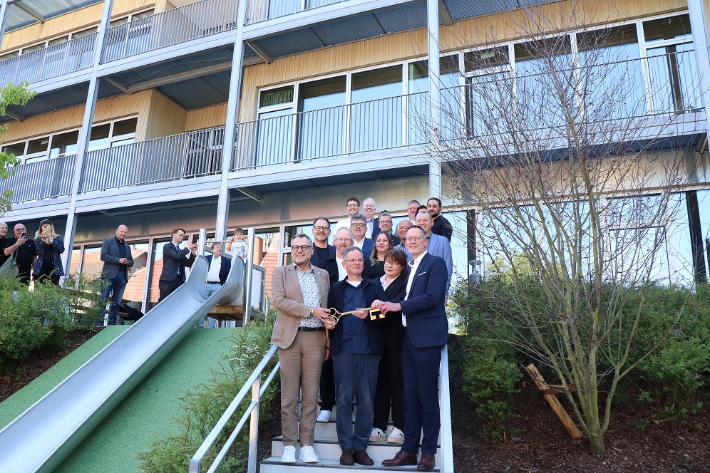 Die offizielle Schlüsselübergabe für das neue Familienzentrum: Oberbürgermeister Thomas Feser, Architekt Christopher Unger, Natalie Risch-Clapperton (Leitung Familienzentrum) und Innenminister Michael Ebling (vorne, v. li.).