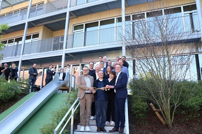 Die offizielle Schlüsselübergabe für das neue Familienzentrum: Oberbürgermeister Thomas Feser, Architekt Christopher Unger, Natalie Risch-Clapperton (Leitung Familienzentrum) und Innenminister Michael Ebling (vorne, v. li.).