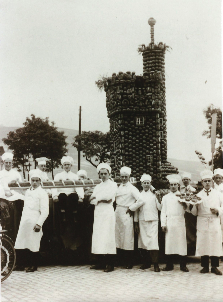 Die Bäckerei Riebel 1925, mit dem Mäuseturm als Backwerk