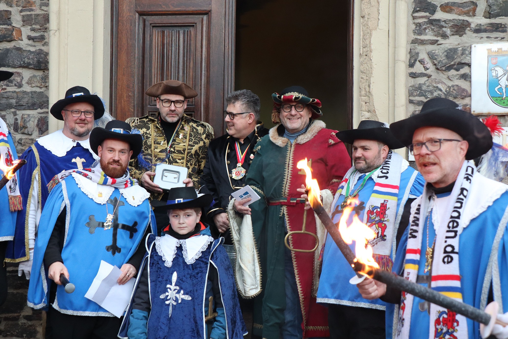 Der Schlüssel und das „Stadtkässchen“ werden übergeben.