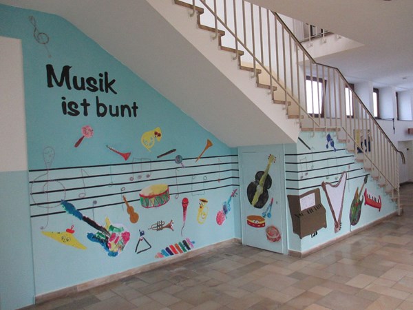 „Das Wandbild „Musik ist bunt“ ziert nun das Stadtteilzentrum“.