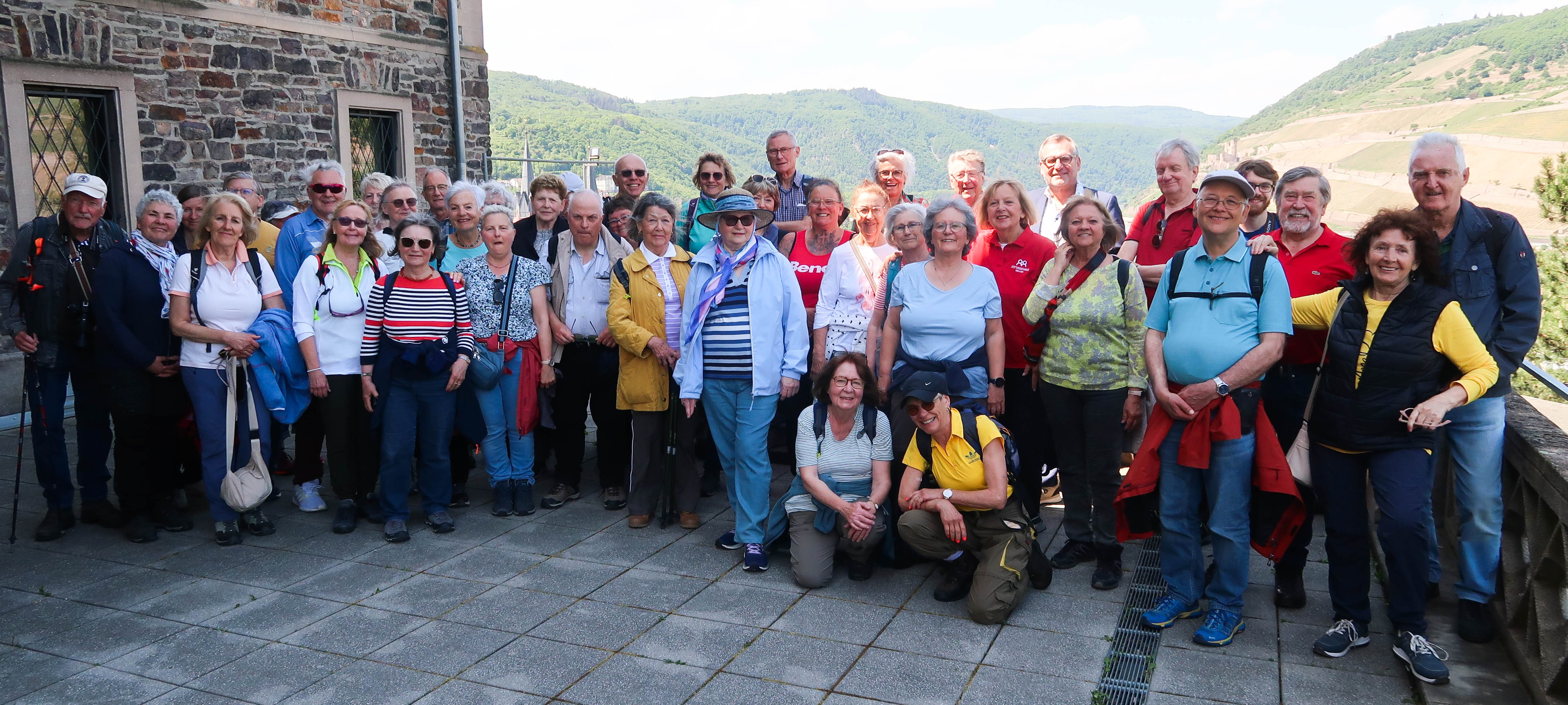 Oberbürgermeister Thomas Feser begrüßte die Frankfurter Wandergruppe bei strahlendem Sonnenschein auf das Allerherzlichste.