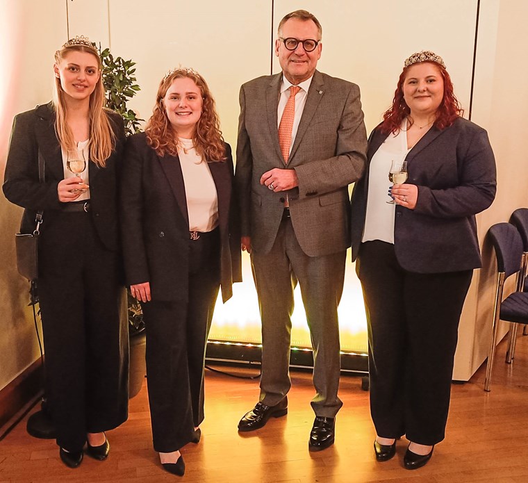 Kein Neujahrsempfang ohne Weinmajestäten (v.l.n.r.): Eisweinprinzessin Anna, Weinprinzessin Emily, Oberbürgermeister Thomas Feser und Eisweinkönigin Lena