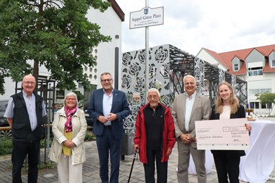 Werner Velten, Ursula Hartmann-Graham, Oberbürgermeister Thomas Feser, Ehrenbürger Seppel Götze, Michael Porr und Diana Franke (v. li.) mit dem Spendenscheck.