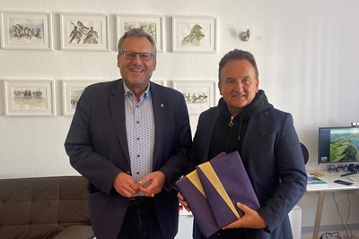 Oberbürgermeister Thomas Feser gratuliert Hüseyin Baraner zur Eröffnung des  TourExpi-Büros in Bingen