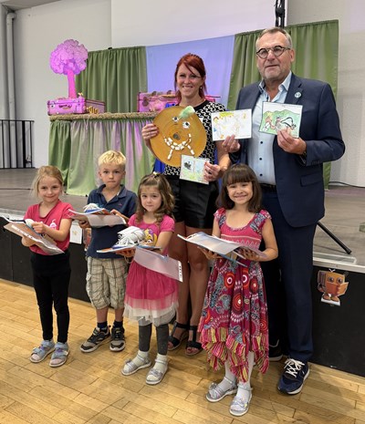 Oberbürgermeister Thomas Feser und Büchereileiterin Julia Löffler gratulieren den kleinen Künstlerinnen und dem kleinen Künstler, die die schönsten Bilder zum Vorlesesommer gemalt haben.