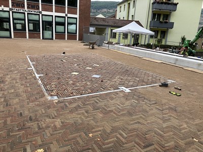 Vor dem Stadtteilzentrum ZWOZWO, auf dem Venarey-Les Laumes-Platz, entsteht ein ganz besonderes Wasserspiel: eine individuell programmierbare achtstrahlige Fontänenanlage.