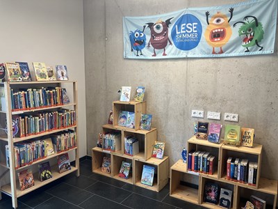 Im Erdgeschoss der Bücherei³ stehen ab Montag, 23. Juni, über 400 Lesesommerbücher zur Ausleihe bereit.