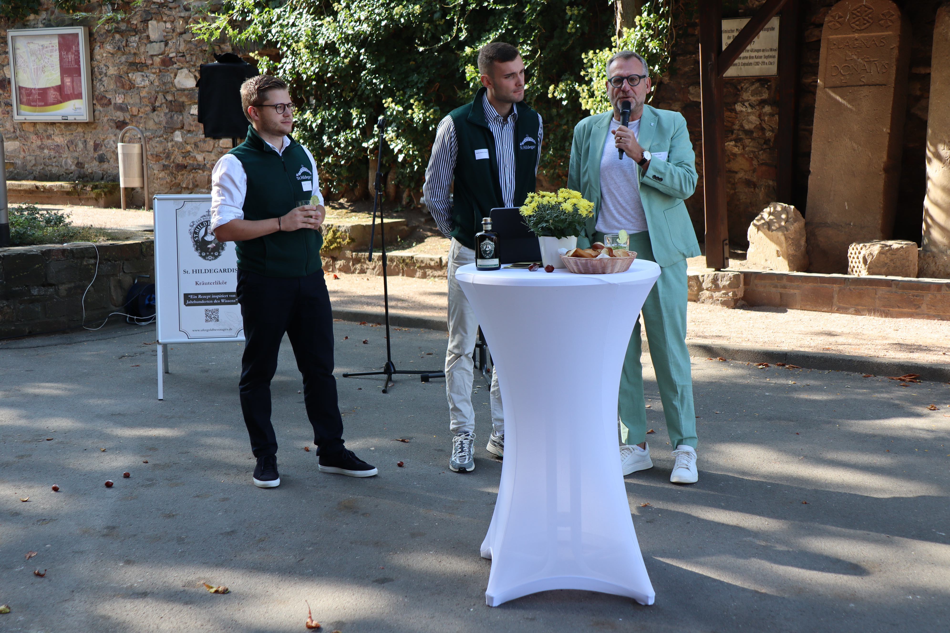 Oberbürgermeister Thomas Feser (re.) sowie die Geschäftspartner Martin Moller-Racke und Leo Schall (li.) stellten den Kräuterlikör „St. Hildegardis“ auf Burg Klopp vor