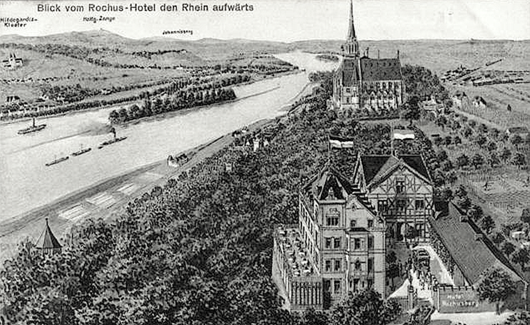 Eine 1909 gedruckte Postkarte zeigt neben der Kapelle auch das Hotel Rochusberg, das