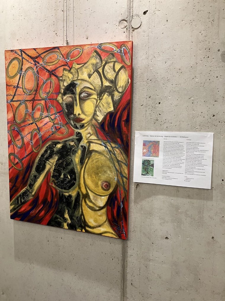 Judith Boy stellt überwiegend Acrylmalereien aus.