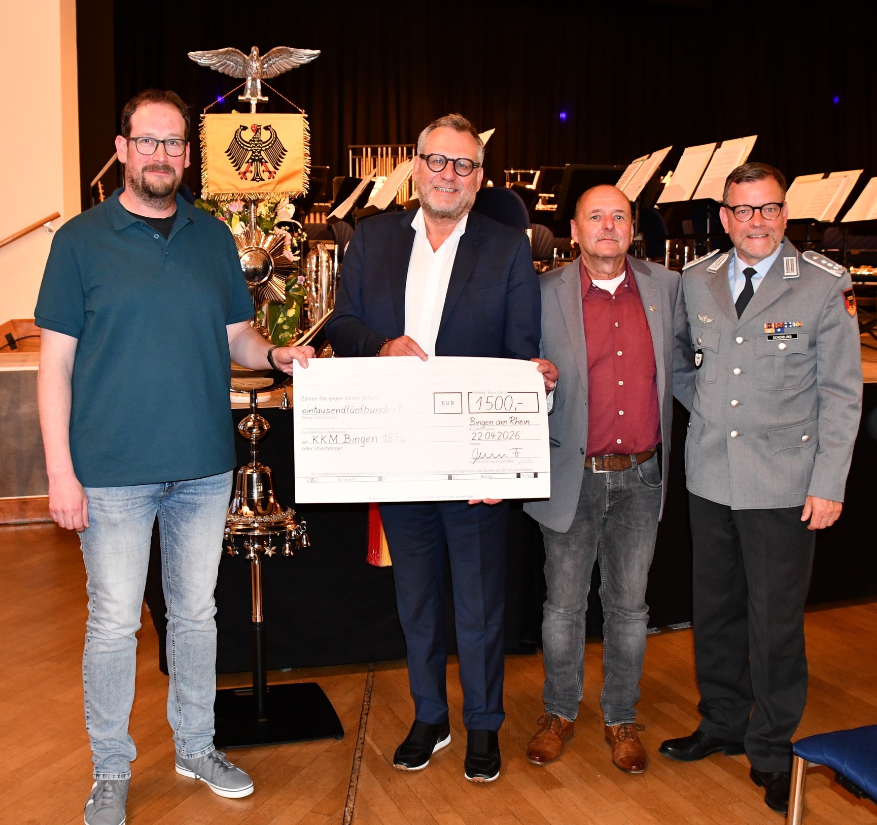 Bei der Scheckübergabe (v. l.): Matthias Scholl (KKM), Oberbürgermeister Thomas Feser, Christian Hemmerle (KKM) und Oberst Christoph Scheibling, Leiter des Militärmusikdienstes und des Zentrums Militärmusik der Bundeswehr.