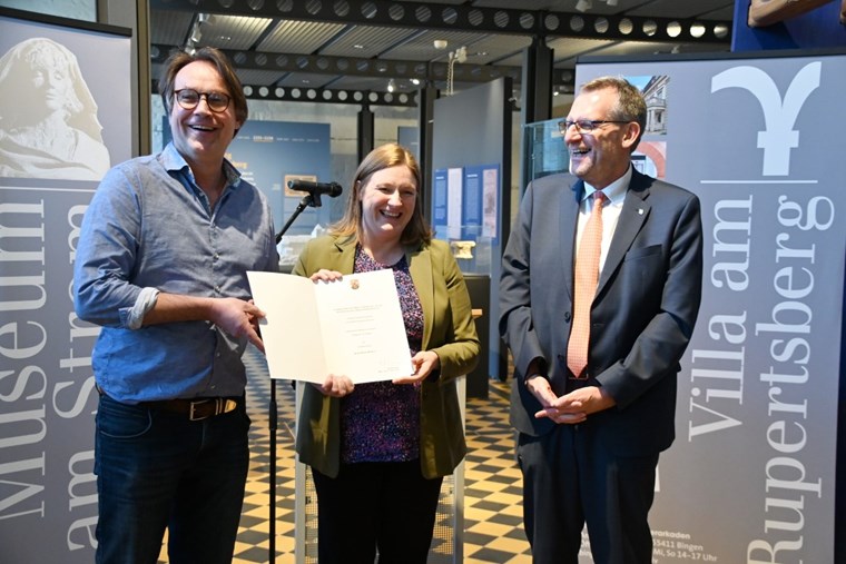 Museum des Monats Kulturministerin Katharina Binz überreicht die Auszeichnung Dr. Matthias Schmandt und Oberbürgermeister Thomas Feser