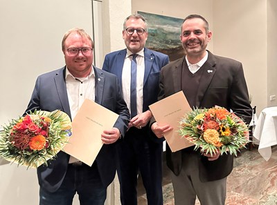 Oberbürgermeister Thomas Feser (Mitte) gratuliert Carsten Schröder (li.) und Markus Collet zur Ehrennadel.