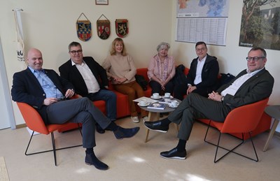 VG-Bürgermeister Michael Cyfka, Büroleiter Ralf Hippert, Vorsitzende des vbw Stromberg Joke Dupont, Leiterin der vhs Langenlonsheim Sylvia Vollmer, Leiter der vhs Bingen René Nohr und Oberbürgermeister der Stadt Bingen Thomas Feser (v. l.).