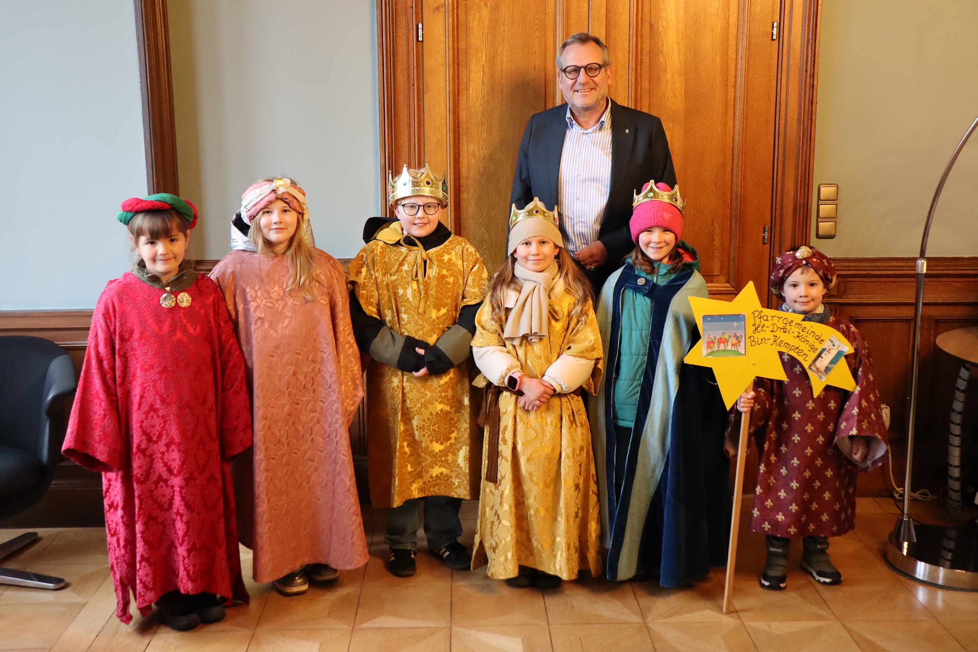 Oberbürgermeister Thomas Feser freut sich über den traditionellen Besuch der Kempter Sternsinger.