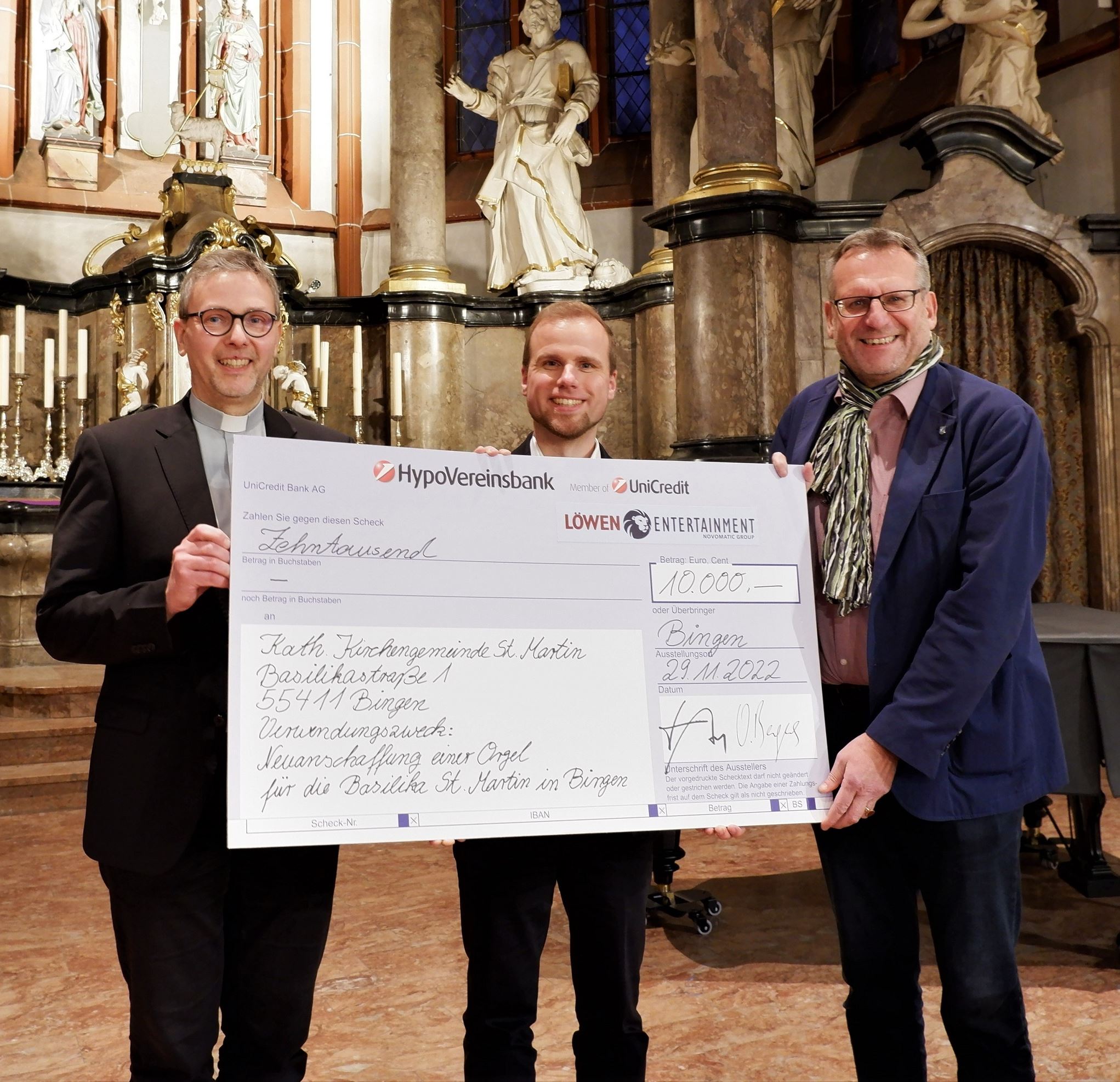 Weihnachtsspende LÖWEN ENTERTAINMENT: 10.000 Euro für neue Orgel in der Binger Basilika St. Martin